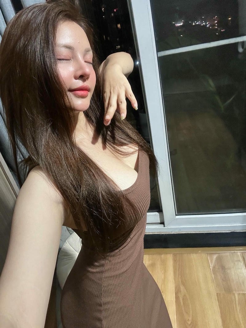 Hot girl việt váy nâu selfie trước gương cực cuốn hút