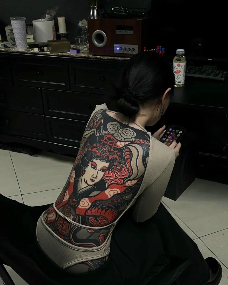 Hot girl xăm kín lưng khoe tác phẩm nghệ thuật đẹp