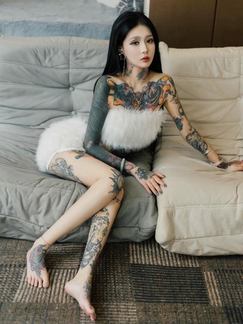 Hot girl xăm trổ ngồi ghế sofa khoe chân dài mướt