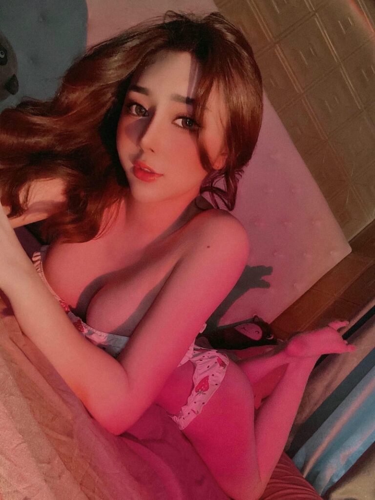 Hotgirl ngực to căng tròn gợi tình