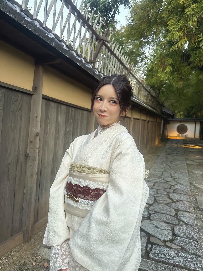 Kimono Nhật Bản màu trắng mặc dạo phố cổ kính