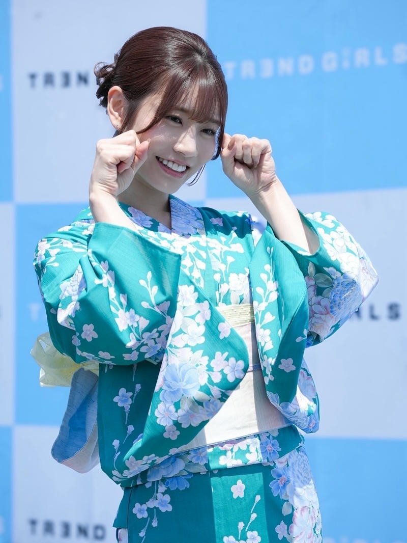 Kimono Nhật Bản màu xanh hoa văn đẹp mắt đứng