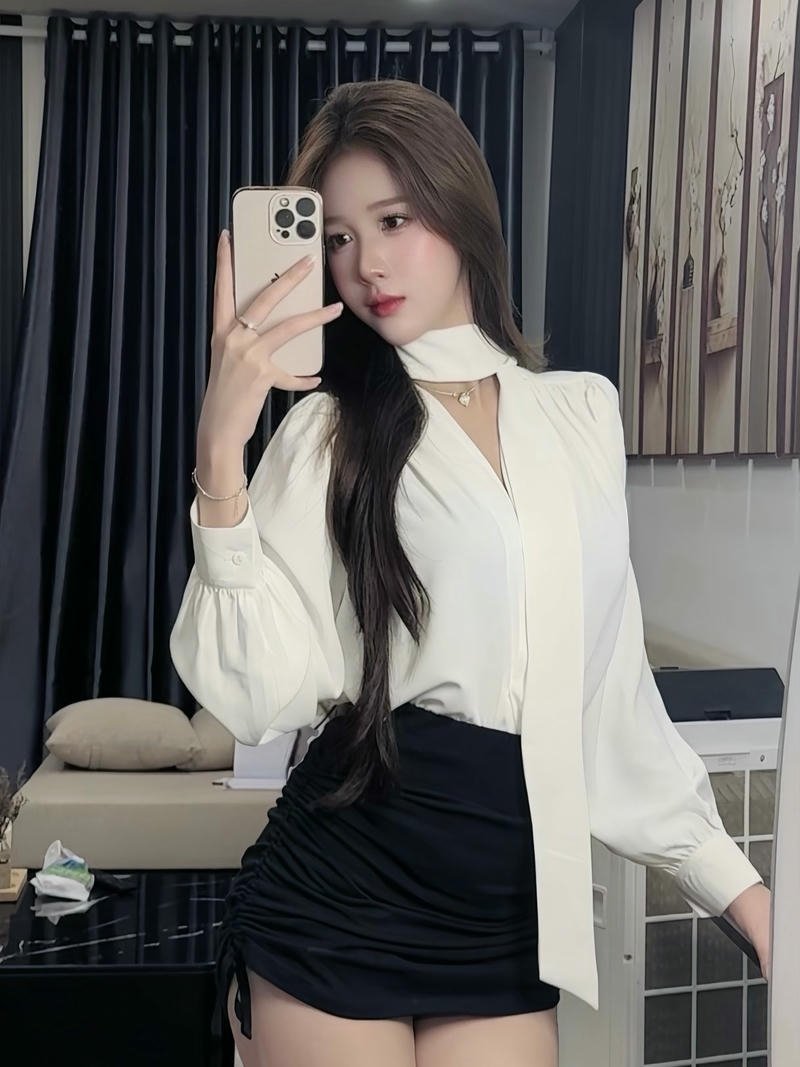 Mẫu ảnh gái xinh áo trắng selfie trước gương xinh