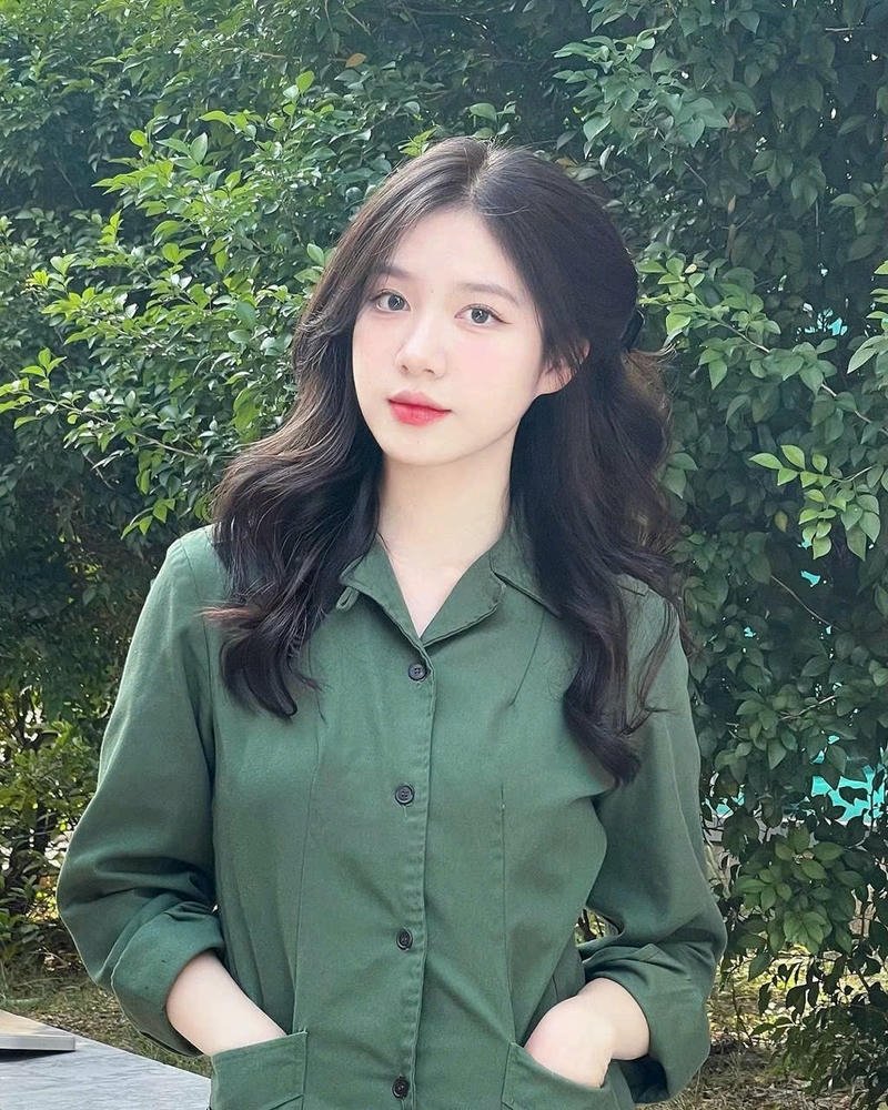 Mẫu ảnh gái xinh áo xanh sơ mi chụp ngoại cảnh