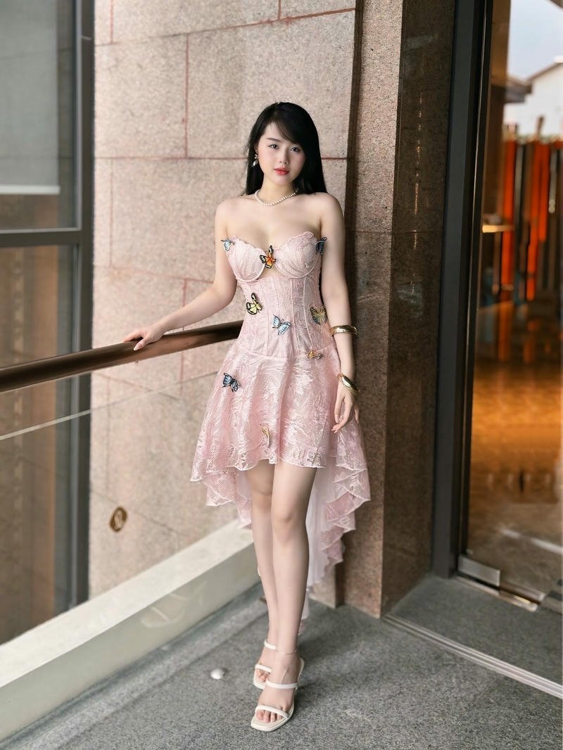 Mẫu ảnh gái xinh váy hồng bước đi trên phố