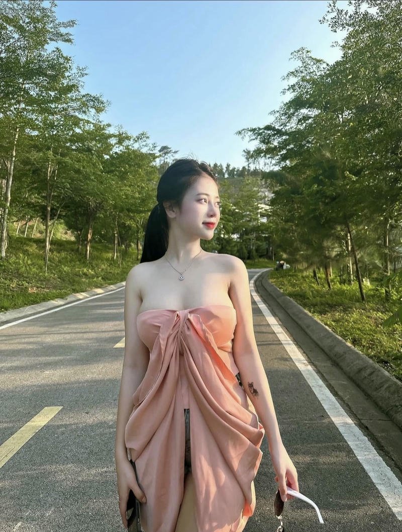 Mẫu ảnh gái xinh váy hồng khoe sắc thiên nhiên