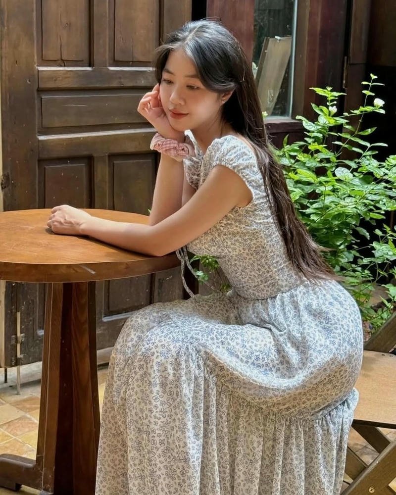 Mẫu ảnh gái xinh váy trắng ngồi bàn cafe sáng