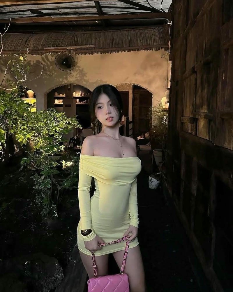 Mẫu ảnh gái xinh váy vàng dịu dàng trong vườn