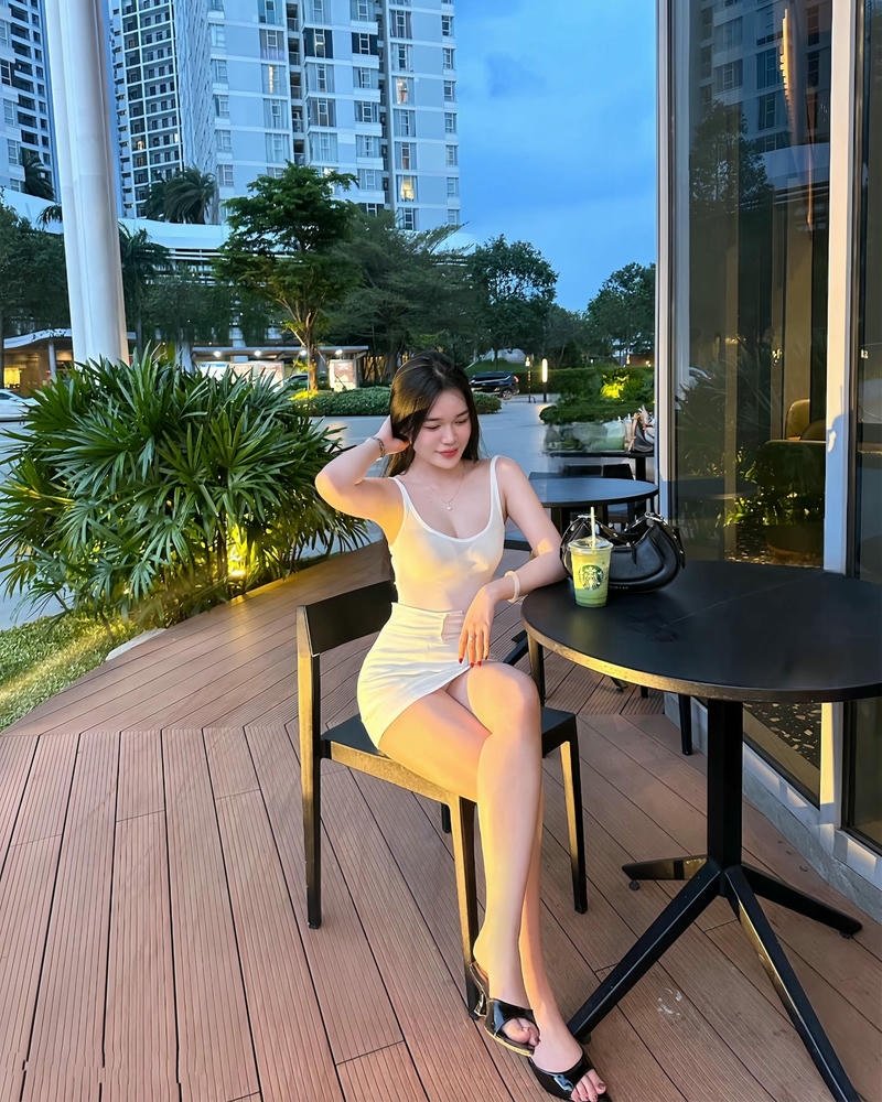 Mẫu ảnh gái xinh váy vàng ngồi ghế uống nước