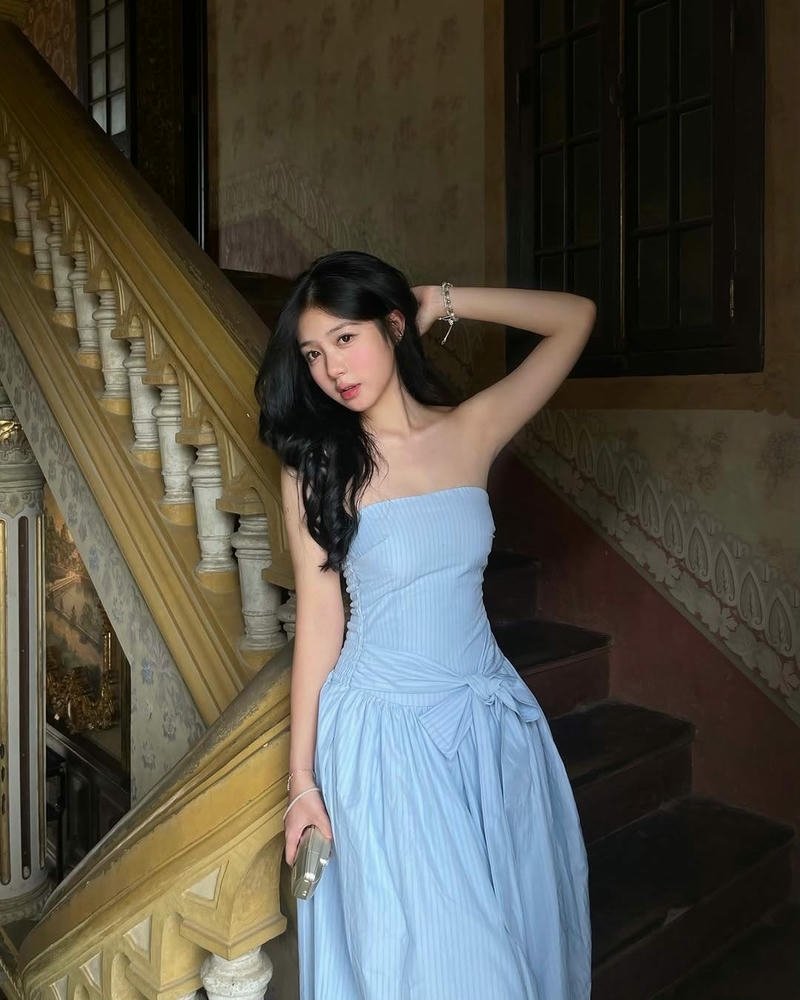 Mẫu ảnh gái xinh váy xanh dáng dài bên cầu thang