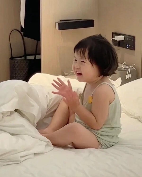 Meme vỗ tay hình ảnh tán dương quen thuộc mạng