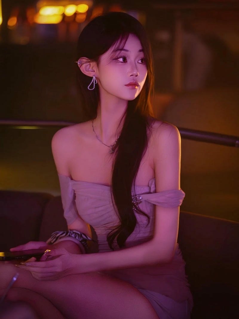 Mỹ nhân đi bar mặc váy hồng ngồi trầm tư