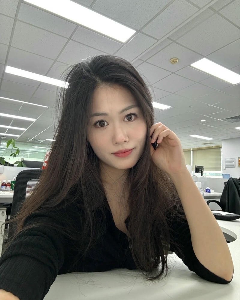 Mỹ nhân văn phòng mặc áo đen chống cằm suy tư