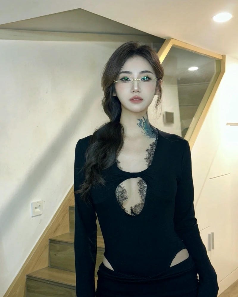 Mỹ nhân xăm hình váy đen cắt xẻ ngực gợi cảm