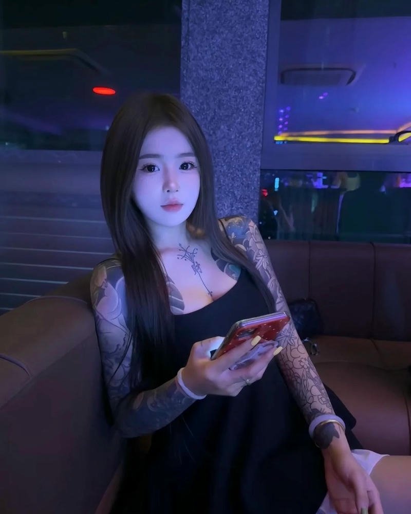 Mỹ nhân xăm tay váy đen ngồi quán bar sang trọng