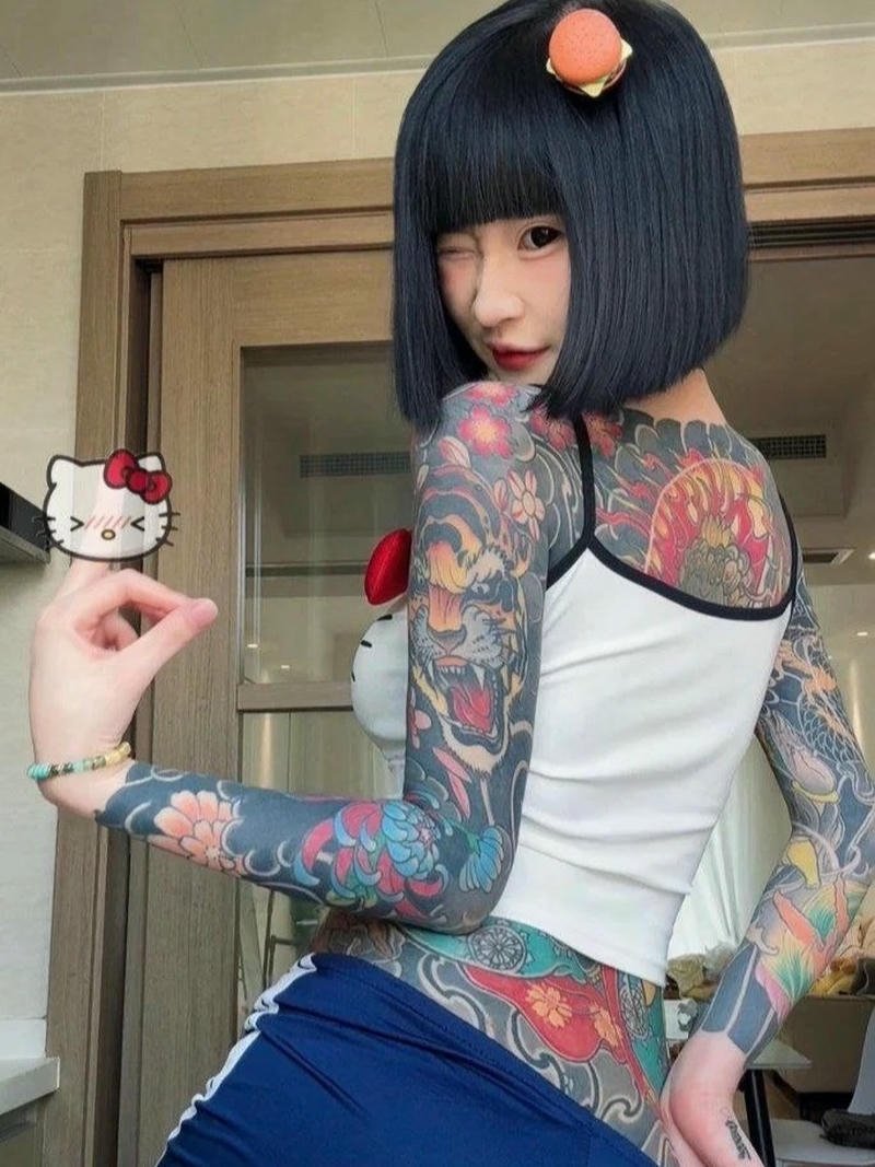 Mỹ nhân xăm trổ tóc ngắn xanh dương cực kỳ ấn tượng