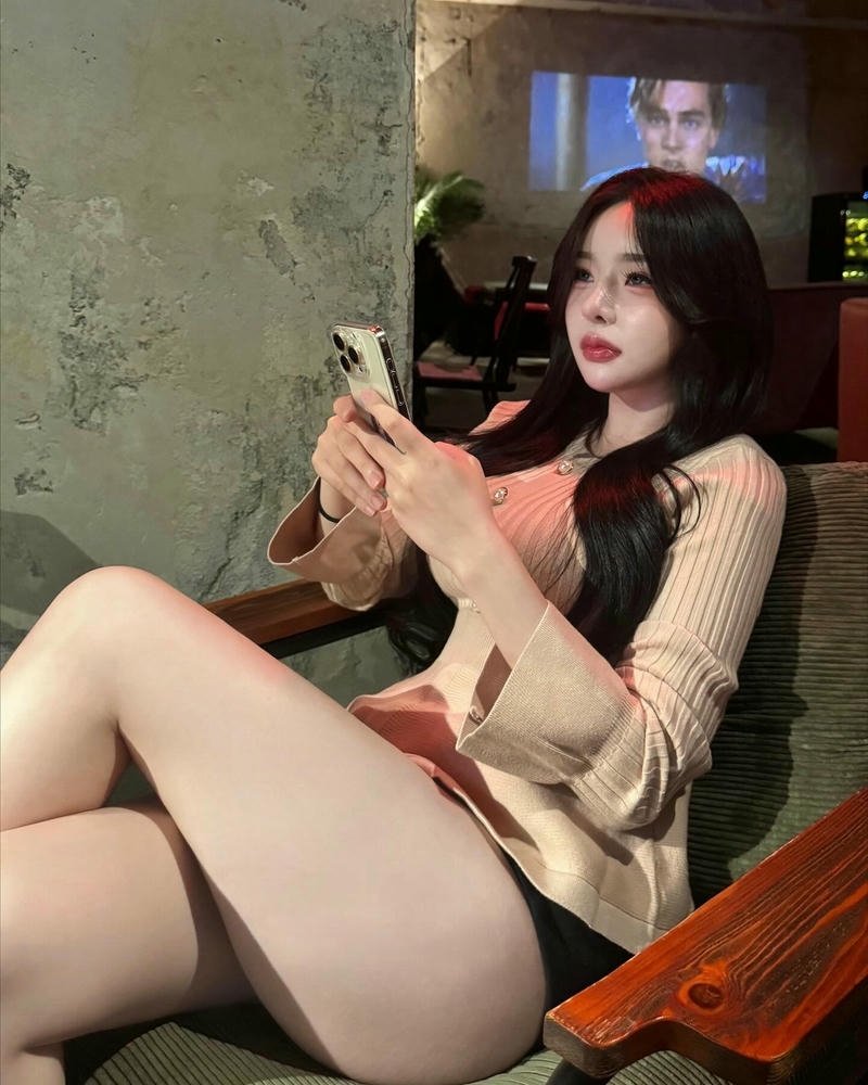 Người đẹp ngồi ghế khoe chân dài trắng trẻo mướt mắt