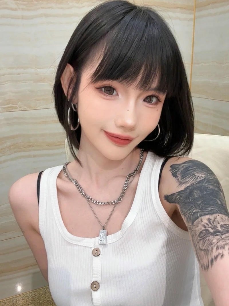 Người đẹp xăm mình áo trắng cười tươi tắn rạng rỡ