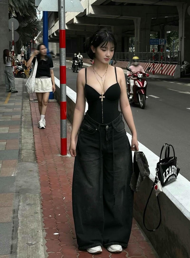 Người mẫu ảnh đẹp đồ đen dạo phố cực chất