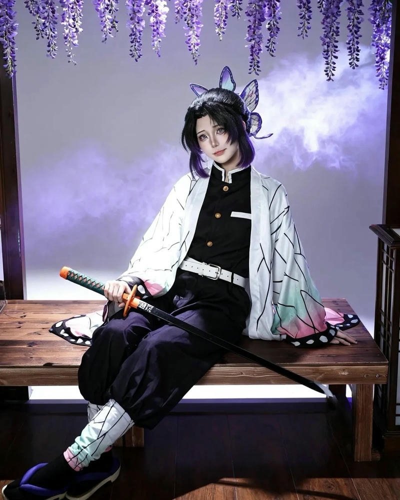 Nhân vật shinobu được cosplay phong thái bí ẩn