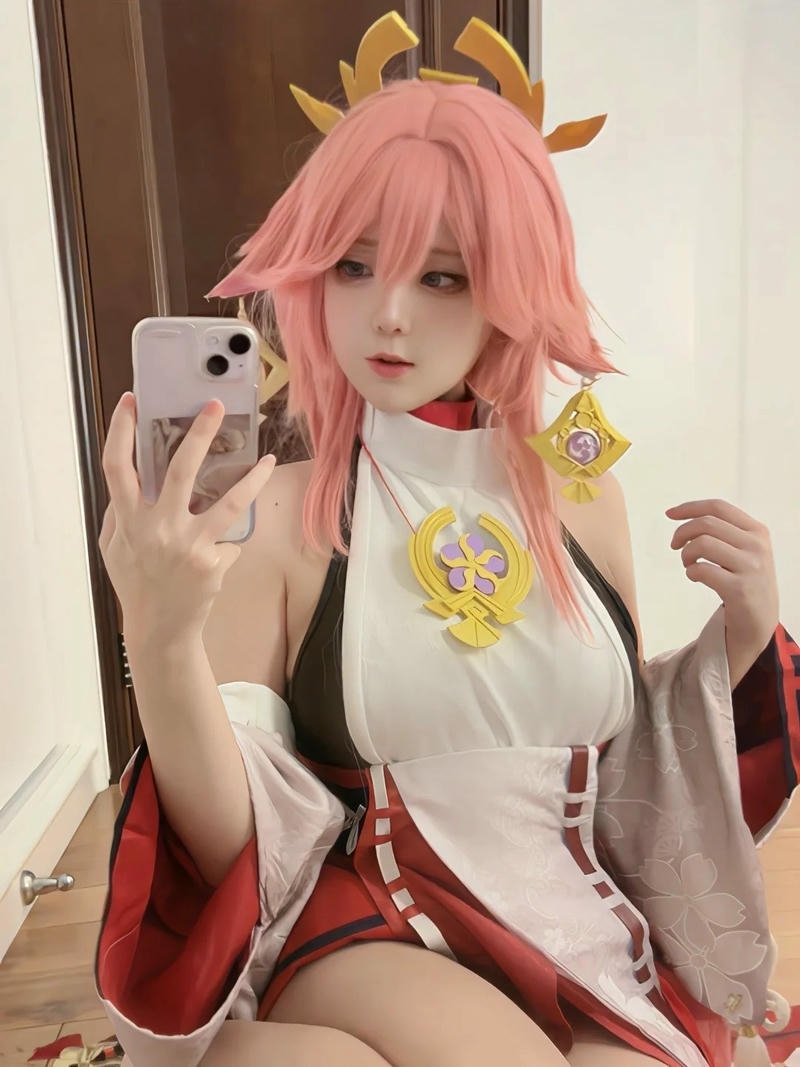 Nhân vật yae miko được cosplay mang nét linh thiêng