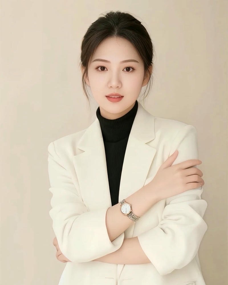 Nữ nhân viên thanh lịch mặc vest trắng khoanh tay đứng