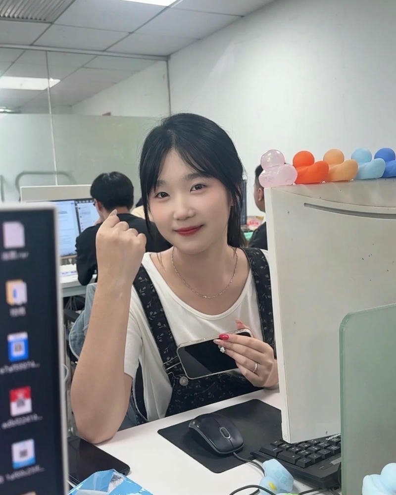 Nữ nhân viên văn phòng chống cằm cười duyên dáng đáng yêu