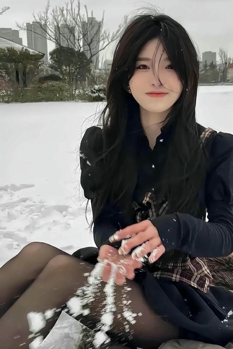 Nữ sinh Trung Quốc mặc đồng phục đứng giữa sân trường