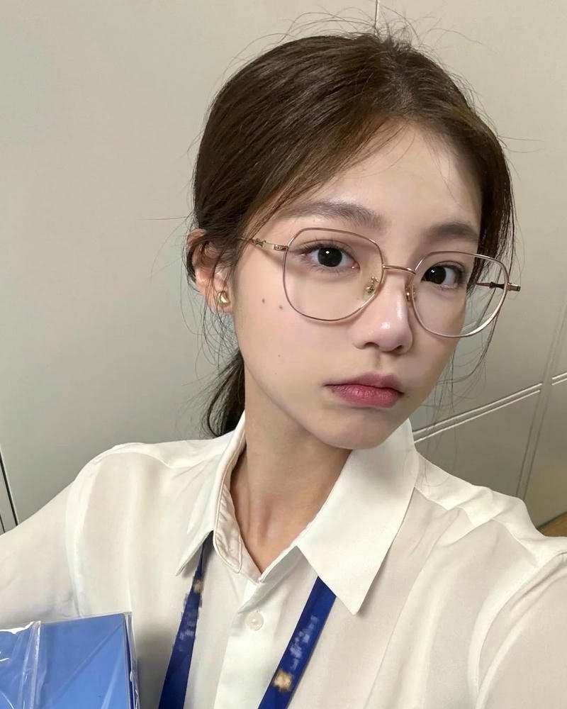 Nữ thư ký đeo kính mặc sơ mi trắng vẻ trí thức