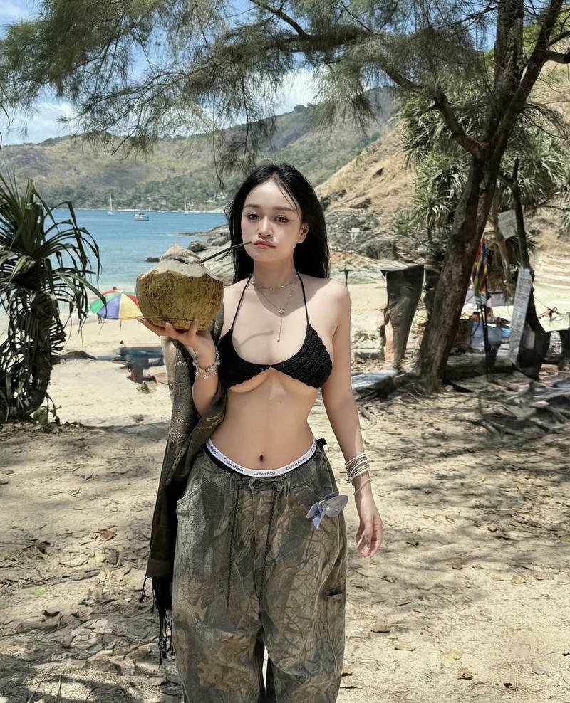 Nữ xinh hở hang vòng một đầy đặn