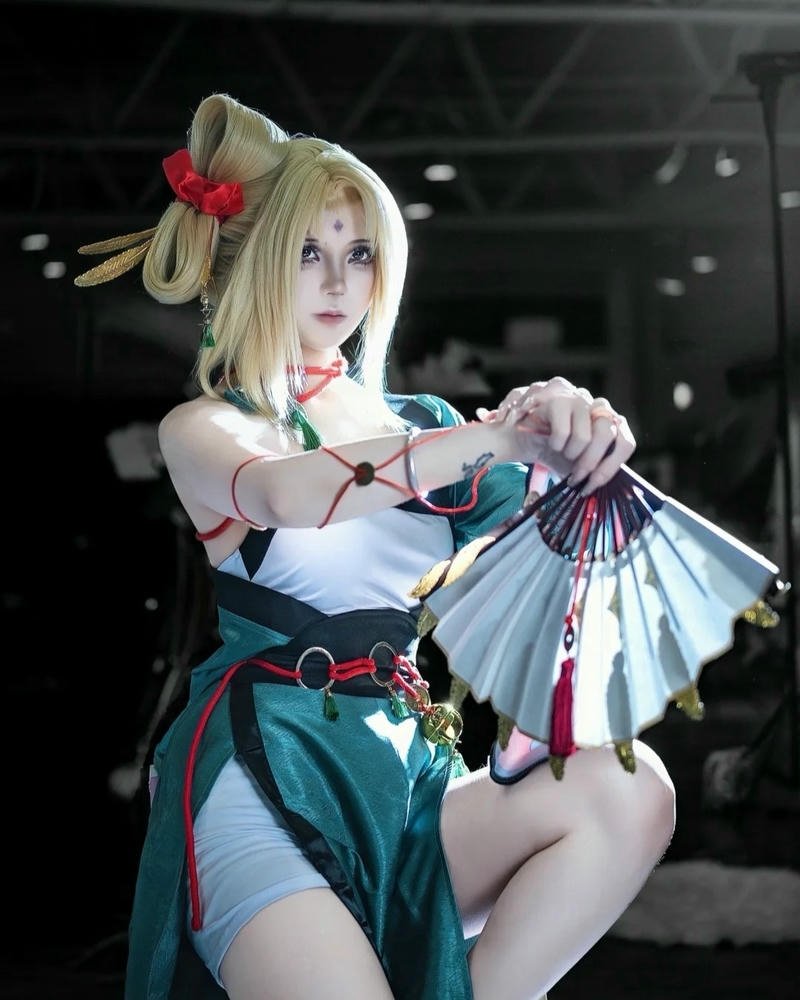 Phong thái tsunade toát lên sức mạnh nữ ninja chiến