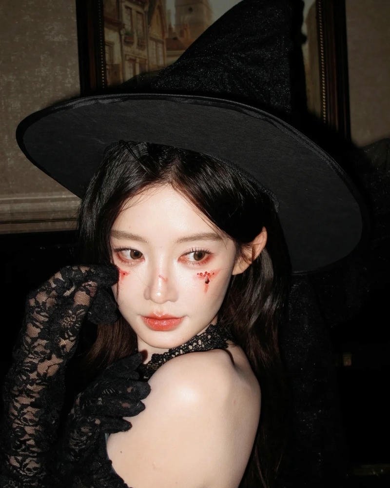 Phù thủy cosplay phong cách huyền bí rất ấn tượng