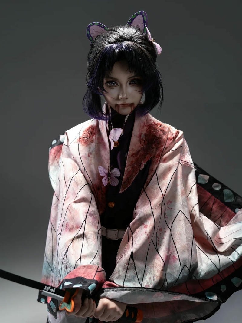 Shinobu cosplay phong cách anime nhẹ nhàng đầy cuốn hút