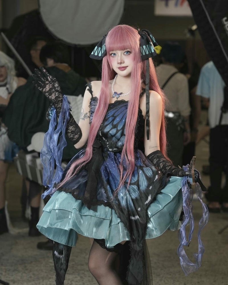 Tạo dáng cosplay của Nguyễn Thị Hà Vi tự nhiên