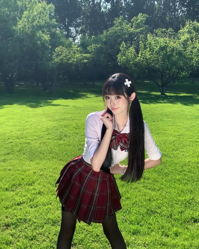 Tạo dáng học sinh nữ theo phong cách cosplay trẻ