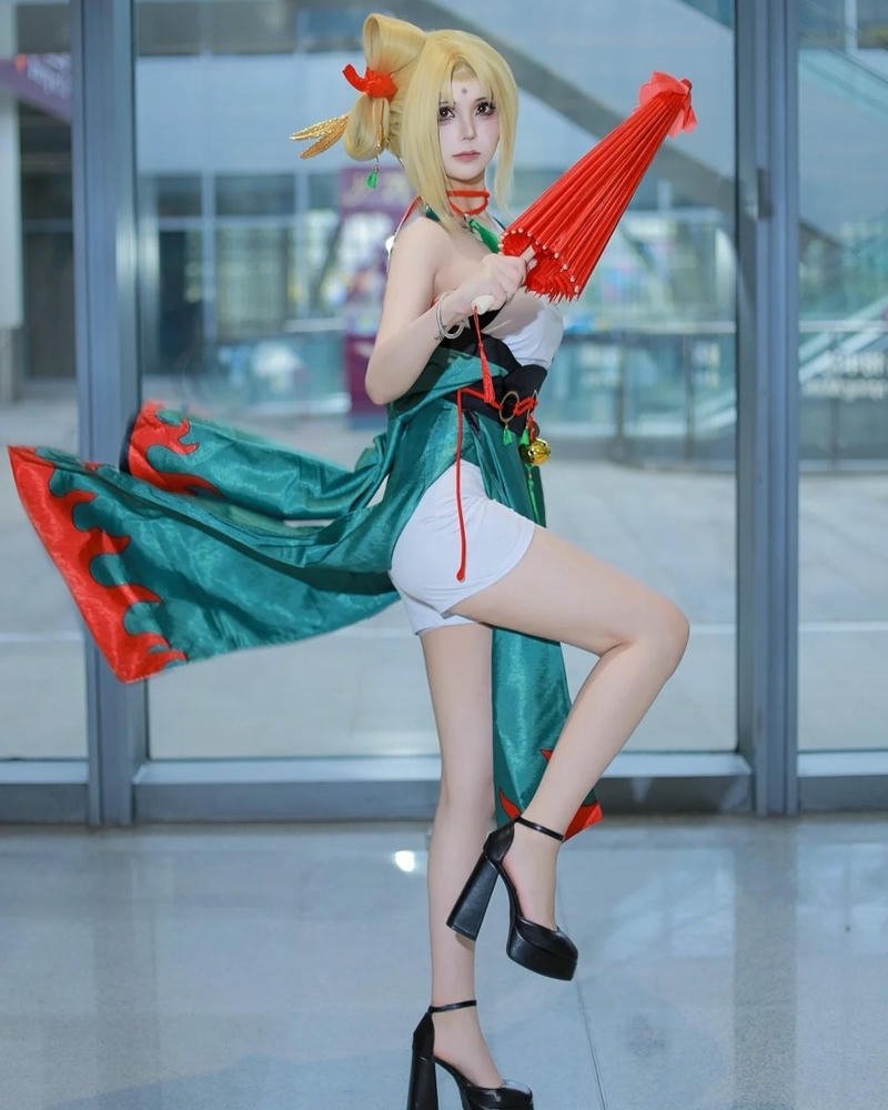 Tạo dáng tsunade thể hiện sức mạnh nội lực nữ