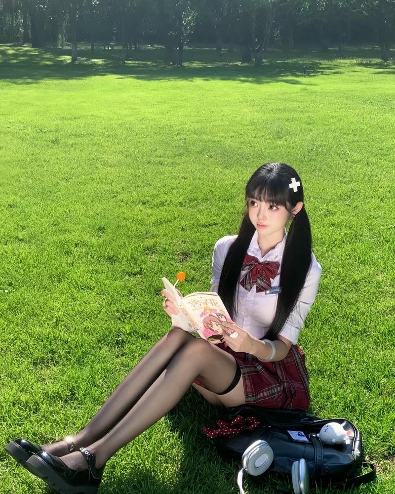 Tạo hình học sinh nữ trong concept cosplay trẻ trung