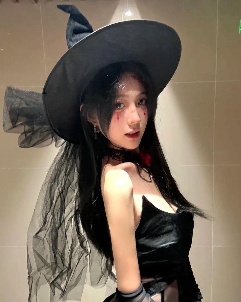 Tạo hình phù thủy mang tinh thần cosplay huyền ảo