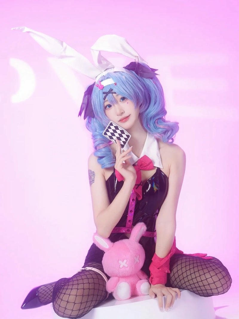 Thỏ phiên bản cosplay nhìn rất dễ thương sinh động