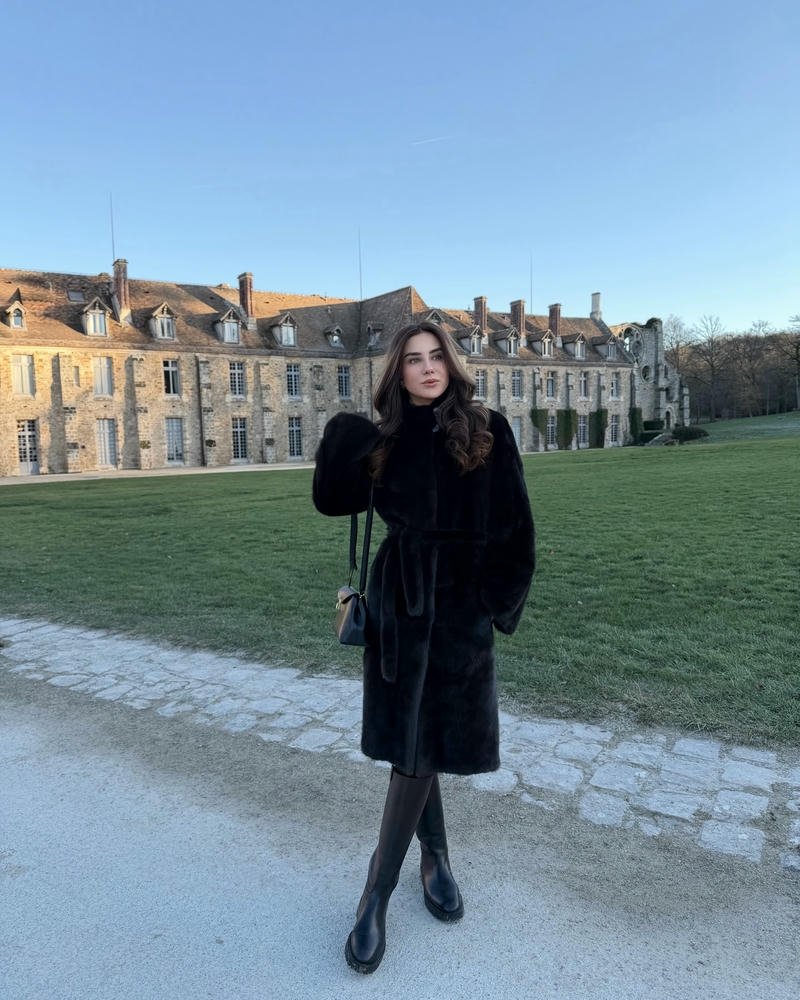 Thời trang châu âu áo khoác đen đứng công viên