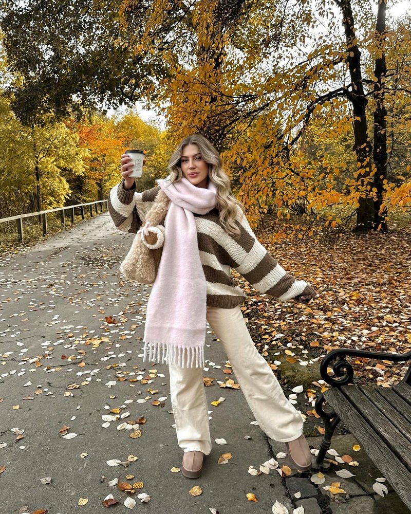 Thời trang châu âu áo len kẻ sọc dạo phố