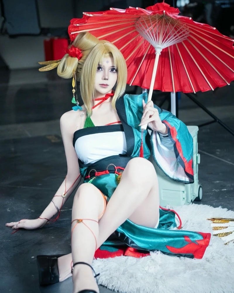 Tsunade anime được thể hiện bằng nghệ thuật cosplay mạnh