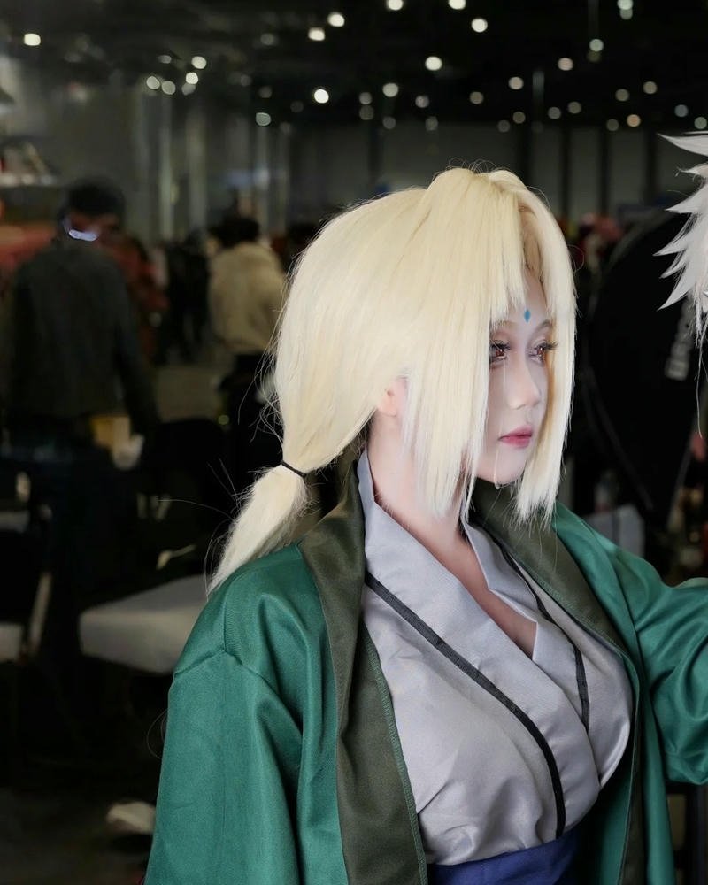 Tsunade cosplay phong cách mạnh mẽ đậm chất nữ ninja