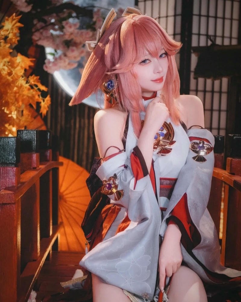 Yae miko fox spirit trong tạo hình cosplay huyền