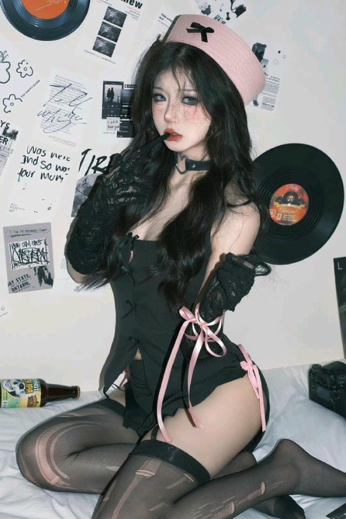 halloween nude cô ý tá nóng bỏng