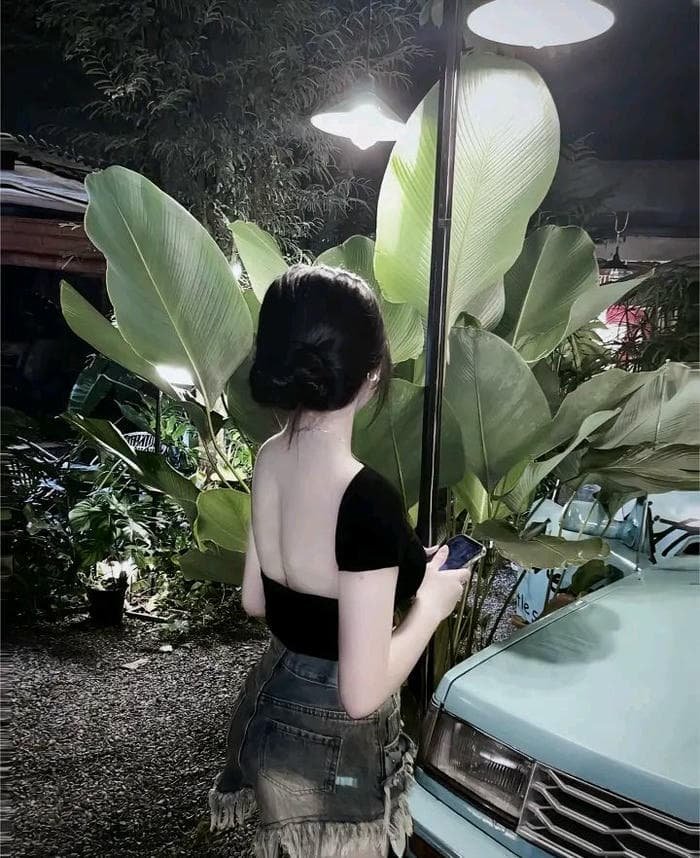 Ảnh gái xinh quay lưng giữa không gian thành phố