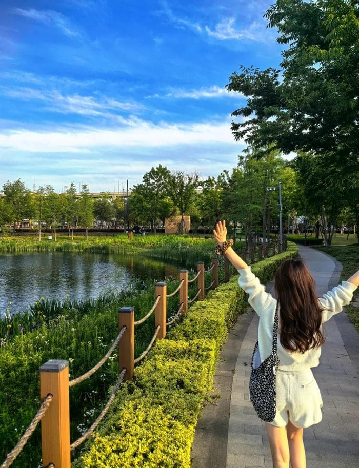 Ảnh gái xinh quay lưng mang cảm giác bình yên