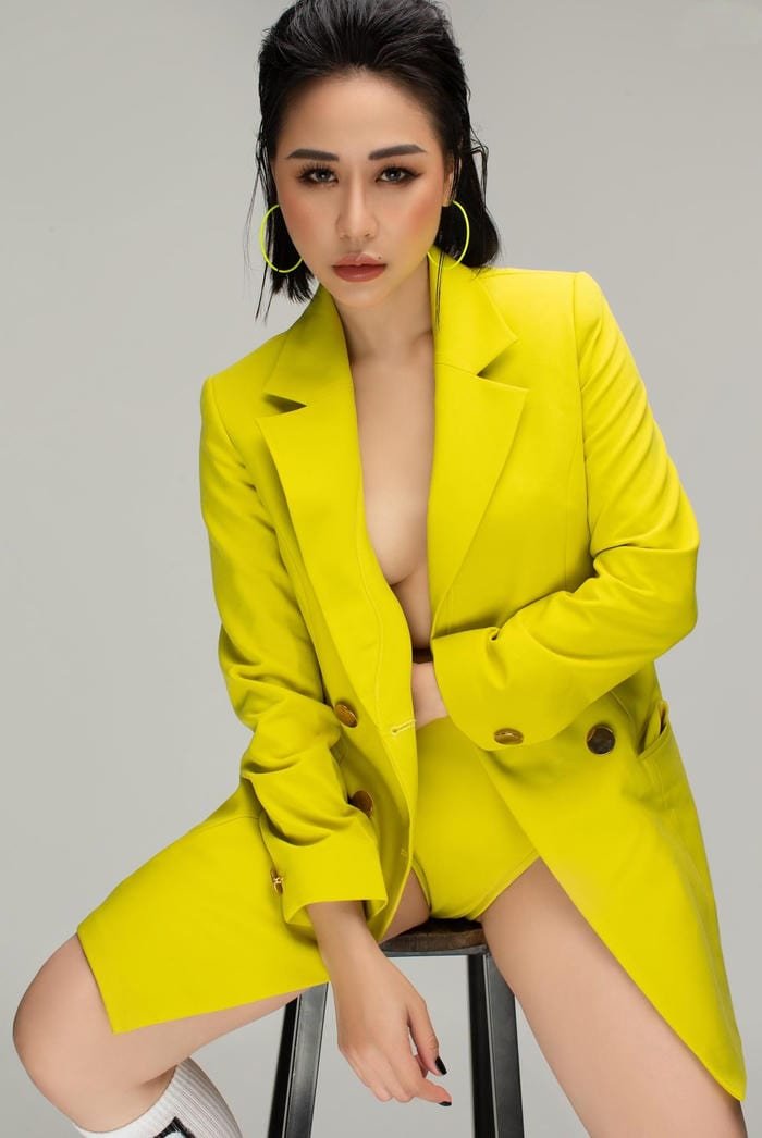 Ánh mắt cuốn hút tỏa sáng DJ Tiên Moon bikini