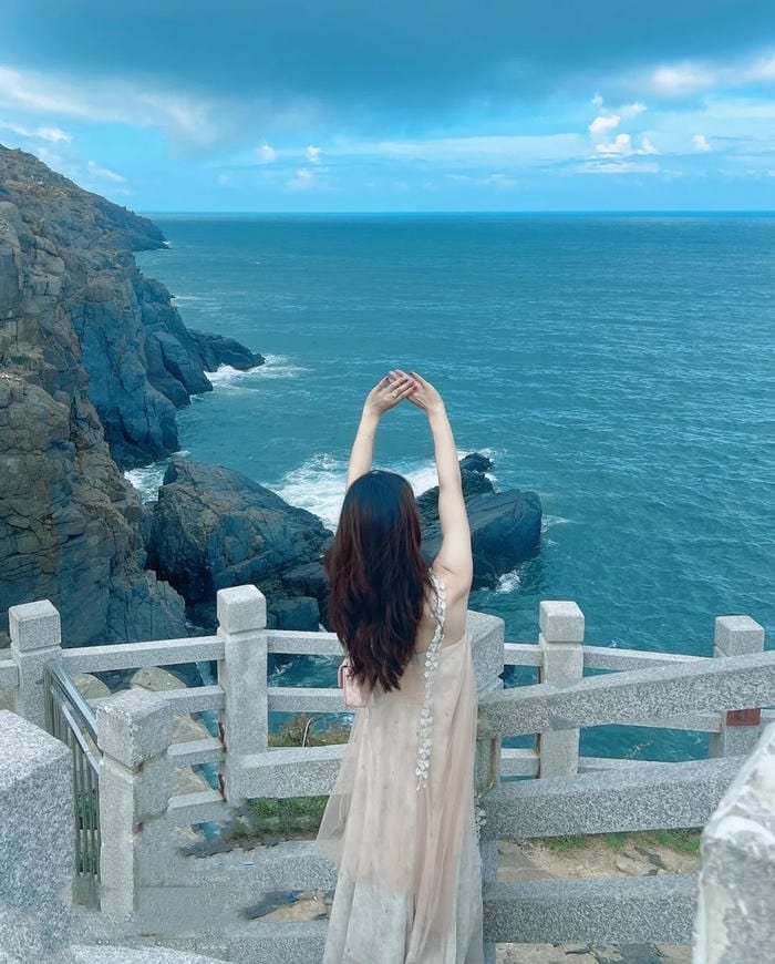 Ánh nắng chiều phủ nhẹ ảnh gái xinh quay lưng