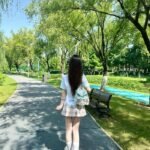 Ảnh nữ quay lưng buồn giữa khung cảnh chiều muộn